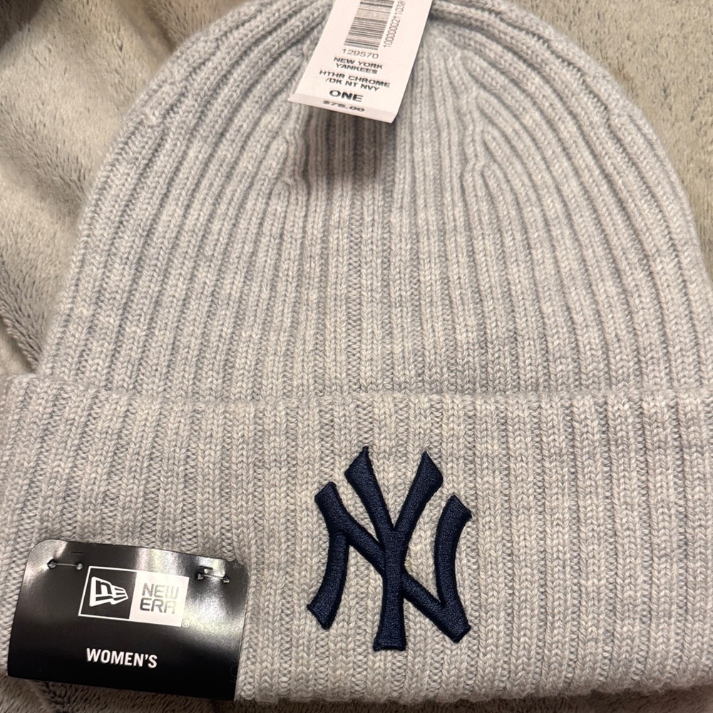 New Era New York Yankees Light Gray Beanie with Dark Blue Emblem